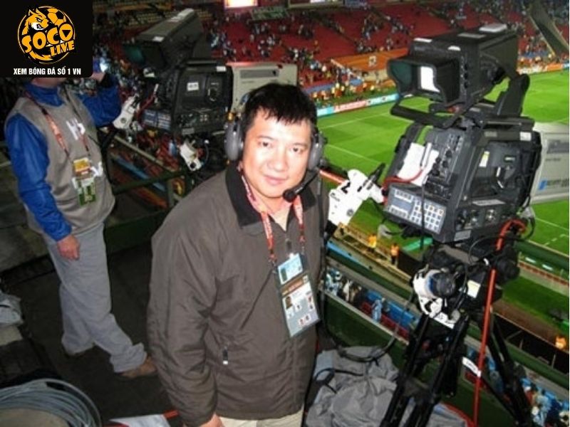 Bình luận viên bóng đá phân tích chiến thuật trận đấu