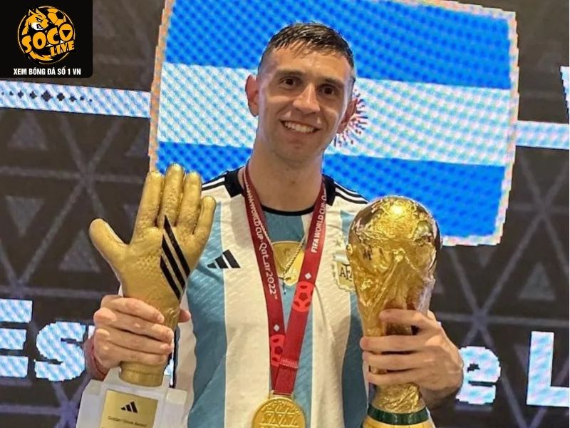 Martinez trong khung gỗ Aston Villa, khuôn mặt lạnh lùng và ánh mắt sắc bén