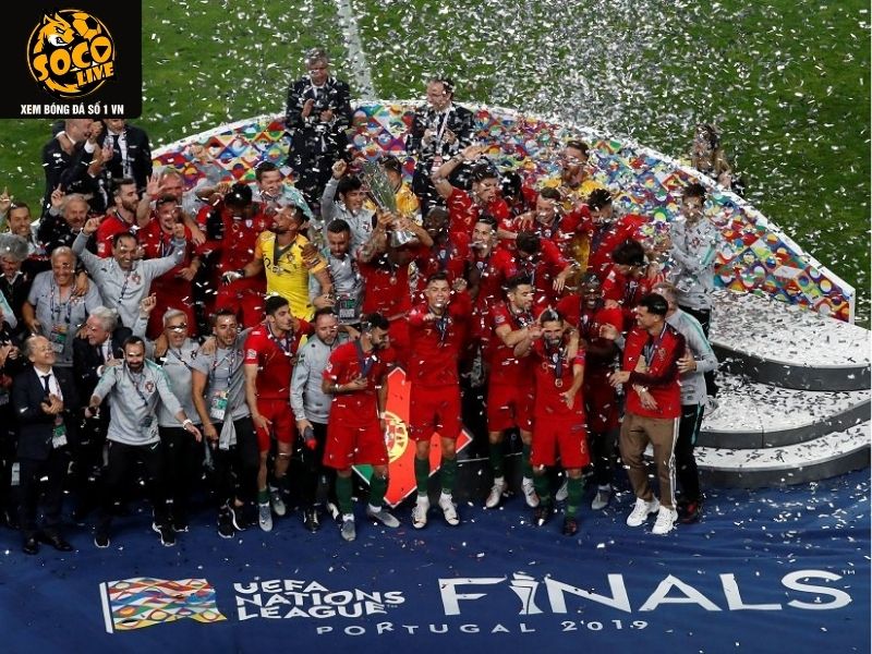 Khán giả sống cùng từng pha bóng và cảm xúc trên sân