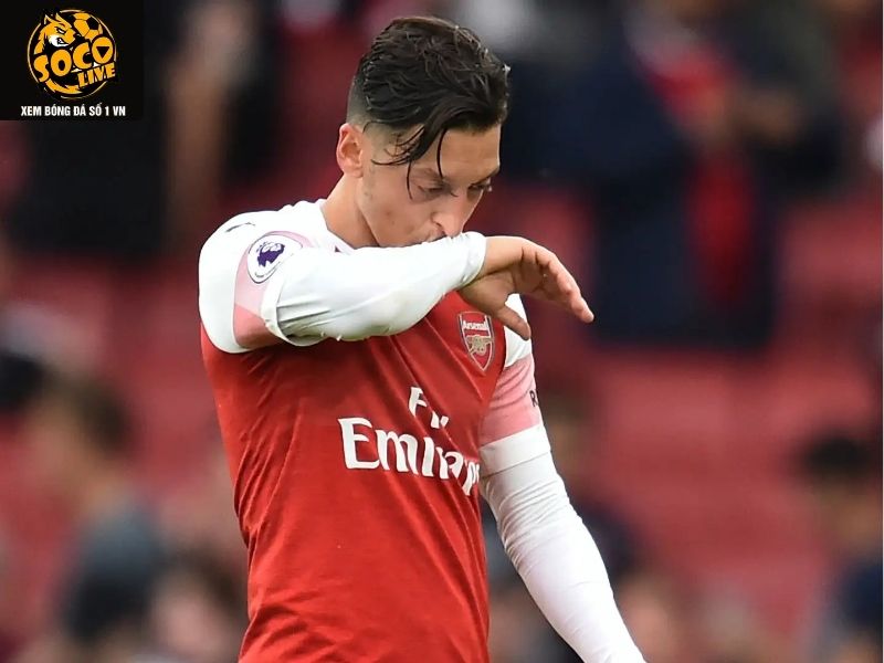 Khoảnh khắc Ozil giơ tay ăn mừng cùng Ronaldo