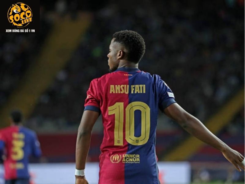 Messi giơ cao áo số 10 Barcelona trước khán đài Bernabéu 