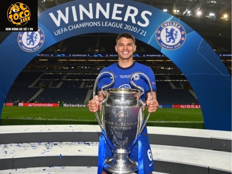 Thiago Silva nâng cao cúp Champions League cùng Chelsea