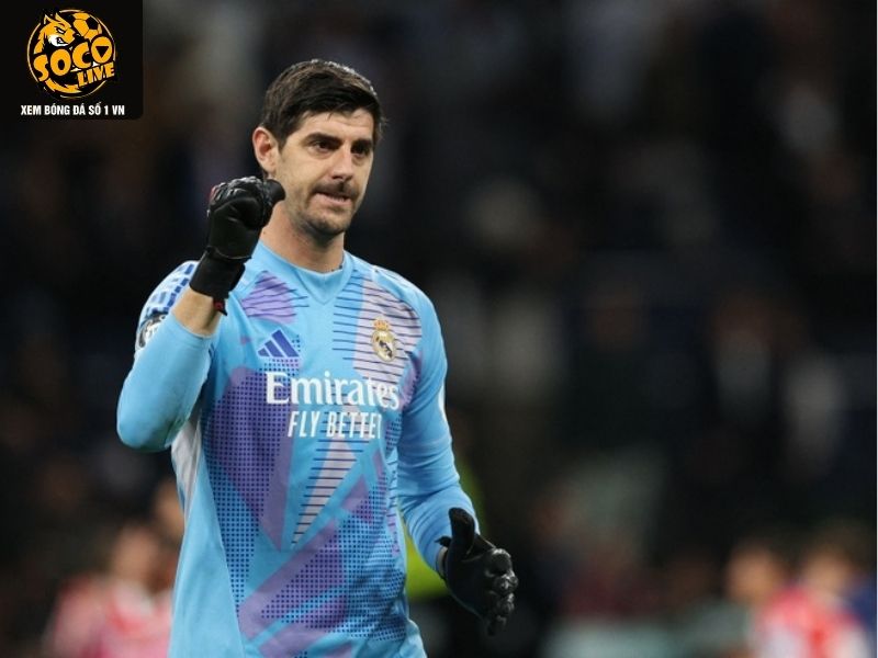 Khoảnh khắc Courtois bay người cứu thua trong trận derby Madrid