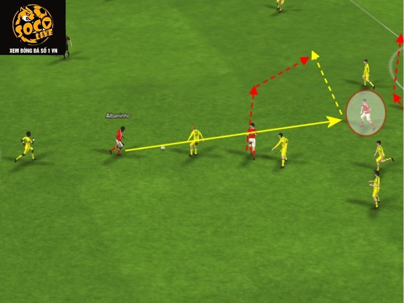 Tiền đạo ảo phối hợp nhịp nhàng với đồng đội để ghi bàn